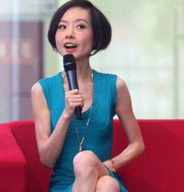 趣策略 55岁鲁豫近照胖出新宽度，和小19岁男友同框般配，恋情已曝光6年