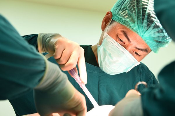 金铺子配资 福建小伙刷牙误吞18cm牙刷，网友：我和我的小伙伴都惊呆了...